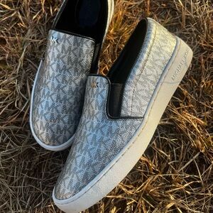 CLEAN Michael Kors size 8 Womens Keaton Silver Logo Slip On Shoes
